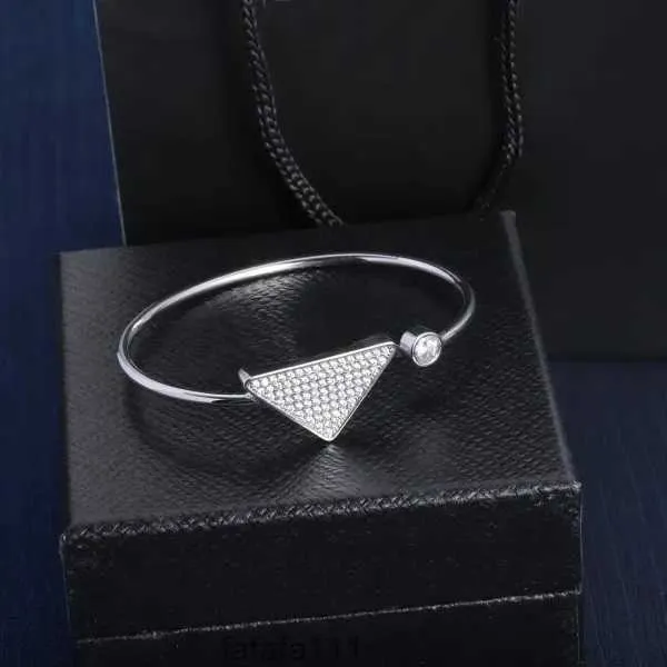 2024 TT Diamond Gold Silver Bangle Armband Womens Alloy Triangle Ingen tunt rostfritt stål armband Party Bröllop smycken för damer gåva CNS5