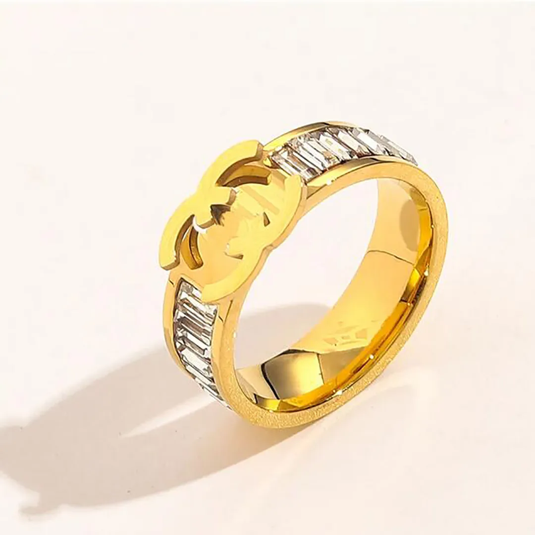 Vergulde bruiloft merkontwerpers brief cirkel mode vrouwen liefde roestvrij staal diamanten ring partij sieraden cadeau