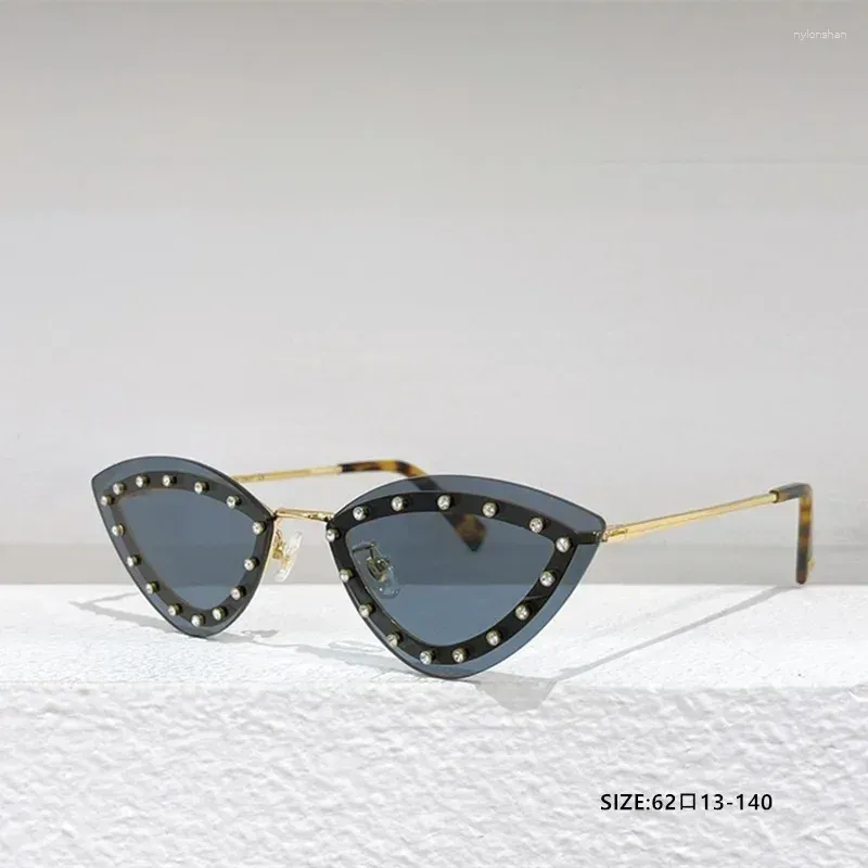 Sunglasses 2024 Women's Cat Eye Fashion Network Celebrity Blog Star Rivet Beach Brand Design Box Frame Glasses