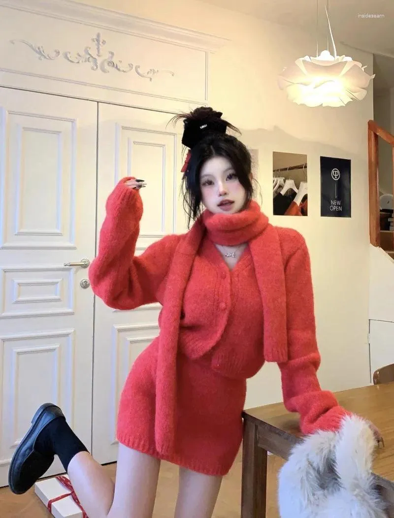 Arbeitskleider Süßes Mädchen Anzug Damen Herbst und Winter Rot V-Ausschnitt Strickjacke Gesäß gewickelt Kurzer Rock Schal Dreiteiliges Set