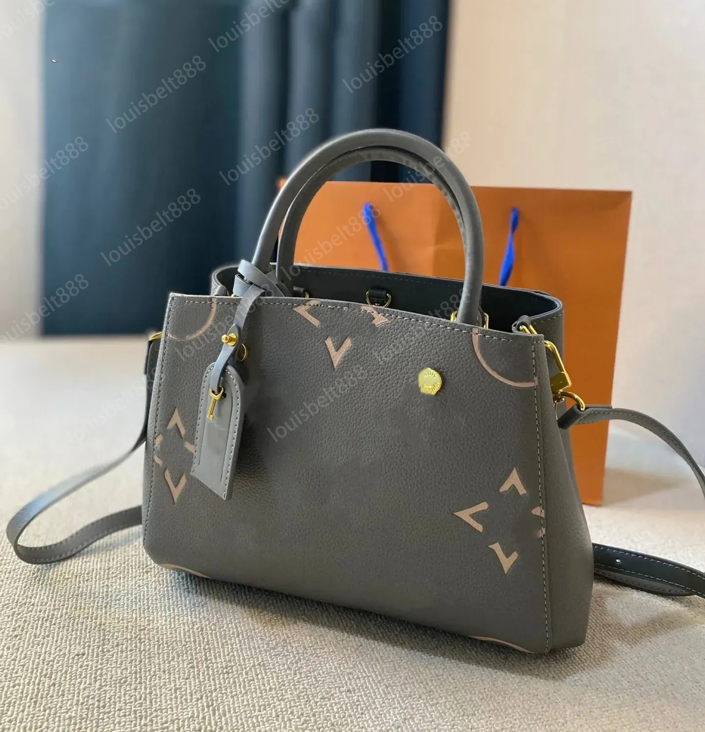 Nuova borsa da lavoro di design di lusso da donna di marca di lusso di moda 2024, giocosa e carina, può essere trasportata con il braccio o la borsa per il trucco da donna con retro diagonale