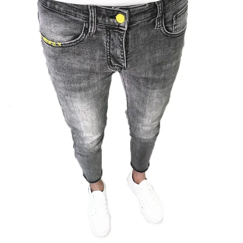 Pantalon en gros 2022 Men de mode coréen Denim Grey Slim Feet Spirit Guy lavage collants ajusté Jeans adolescents de l'école cow-boy