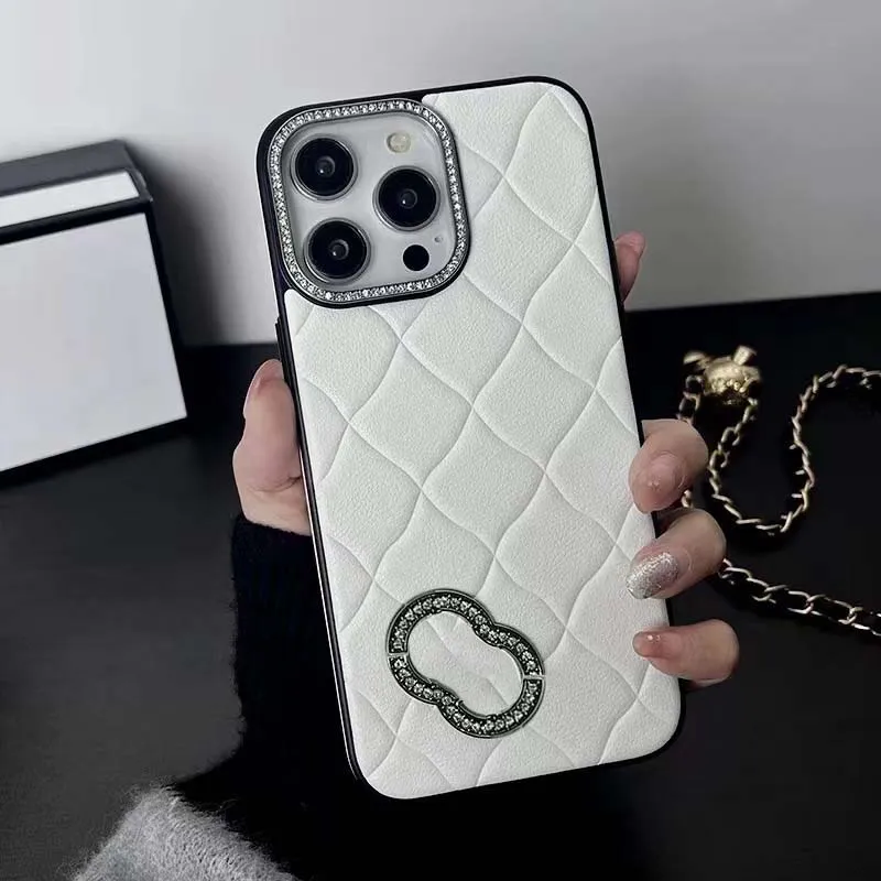 iPhone 15 Pro Max Funda de teléfono de diseñador para Apple 14 13 12 11 Lujo PU Piel de cordero Parche de parachoques Patrón de diamante Tachonado Lente de cámara Anillo Logo Contraportada Coque Fundas Blanco