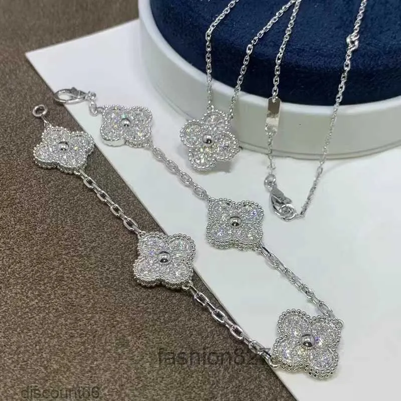 Bracciale pieno di diamanti placcato in oro 18 carati da donna di alta edizione con quadrifoglio e cinque fiori