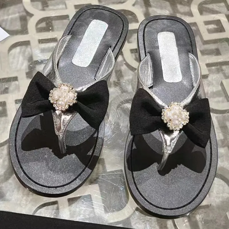 Zomer nieuwe aankomst vrouwen platte pinch teen slippers catwalk ontwerper hoogwaardige echt leer met strass decor buiten wandelende vakantie strand slippers flops