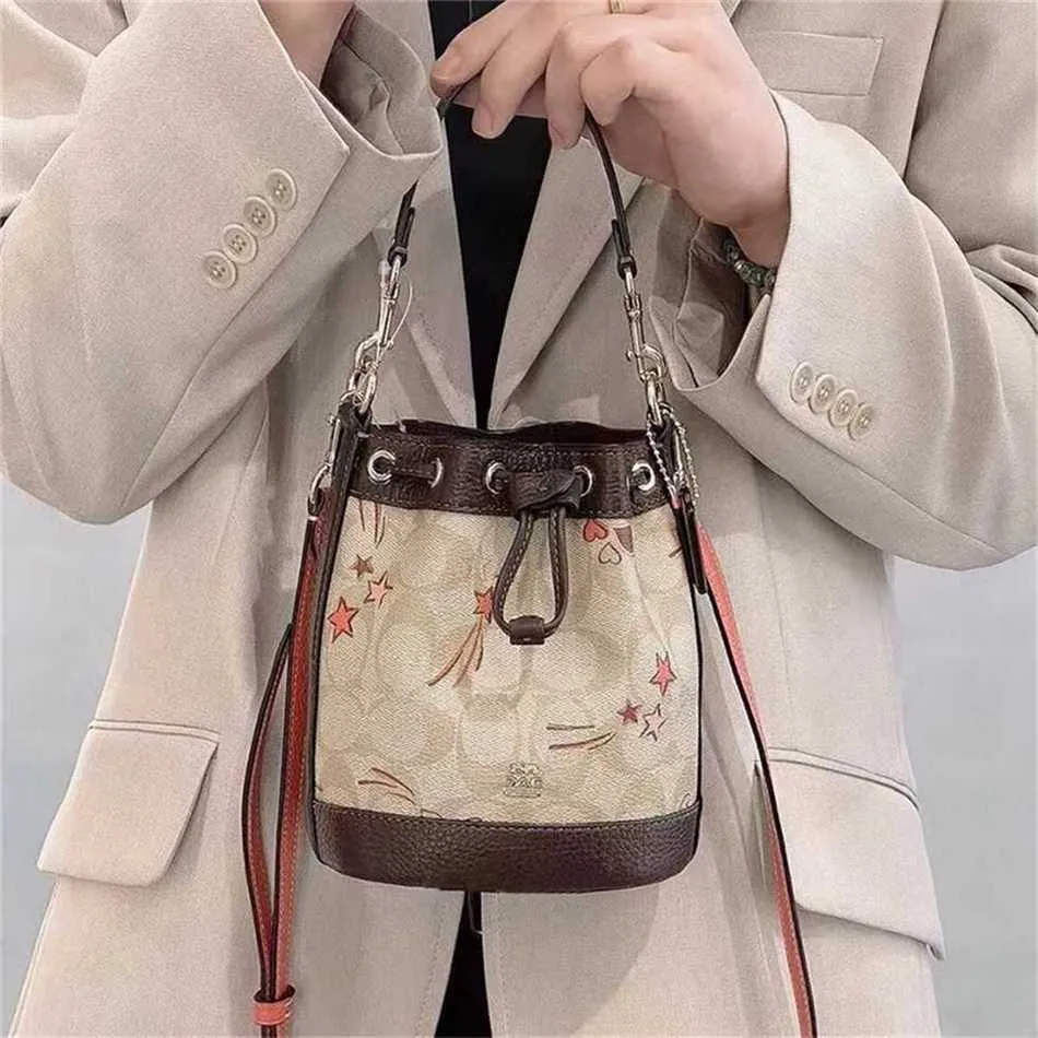 2024 Nouveau petit sac à main à bandoulière avec cordon de serrage, vente à 60% de réduction sur la boutique en ligne