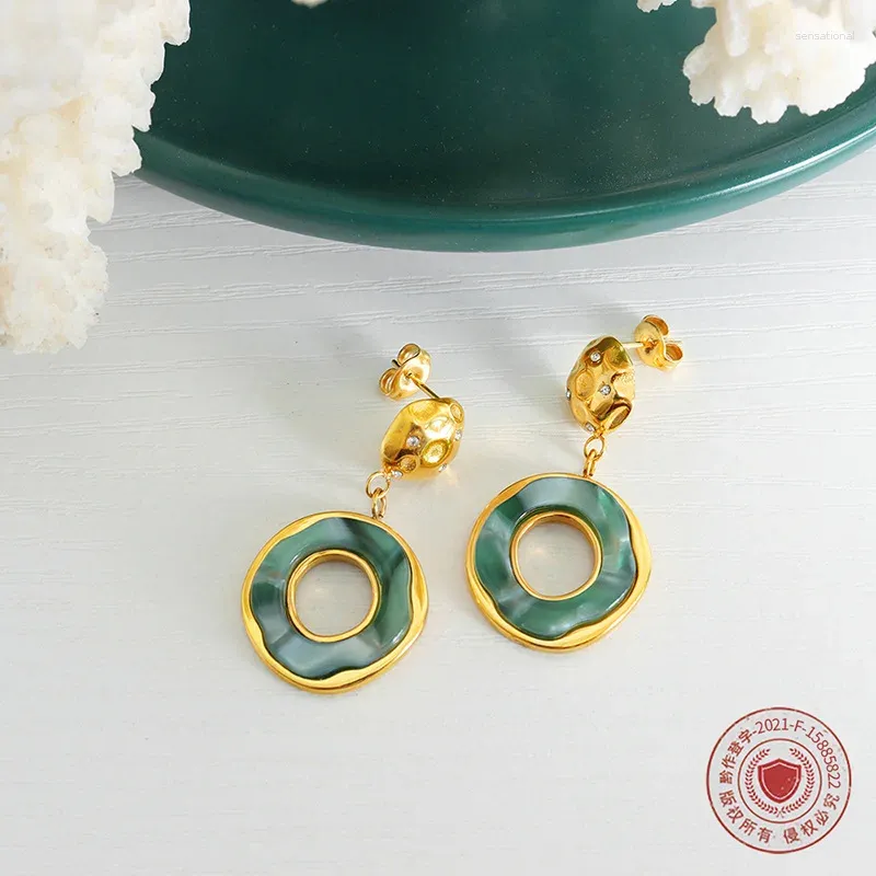 Pendientes colgantes ROPUHOV 2024 Vintage hebilla de seguridad cobre moneda en forma de Esmeralda circón Circular de gama alta joyería Irregular para mujeres