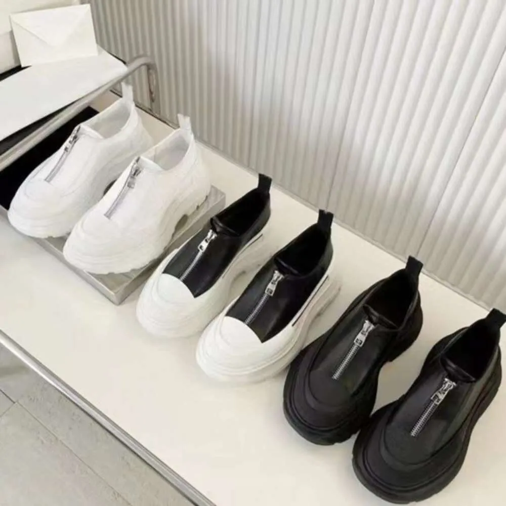 Dongguan produceerde high-end unisex veelzijdige enkele schoenen in het vroege voorjaar voor koppels met dikke zolen en verhoogde vrijetijdsschoenen, 2024 Britse stijl oud