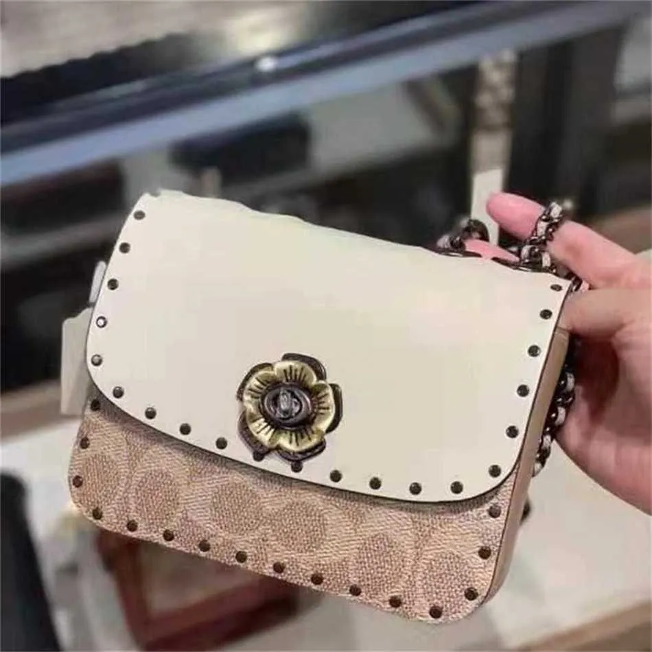 2024 New Madison Camellia Chain Old Flower Collar Cuir Riveté Petit Sac à main carré vente 60% de réduction sur la boutique en ligne