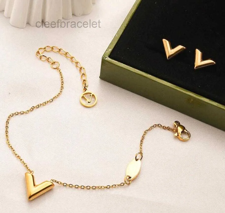 Designer ketting Luxe roestvrijstalen sieradensets Mode Heren Dames 18K goud Plating Armband Oorbellen Hiphopstijl Eenvoudig Bruiloft Liefhebbers Sieraden Accessoires