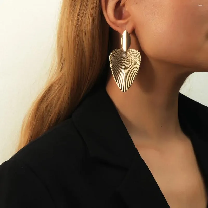 Orecchini pendenti 2024 Francia esagerata geometrica metallo vento foglia personalità della moda versatile commercio all'ingrosso di gioielli da donna