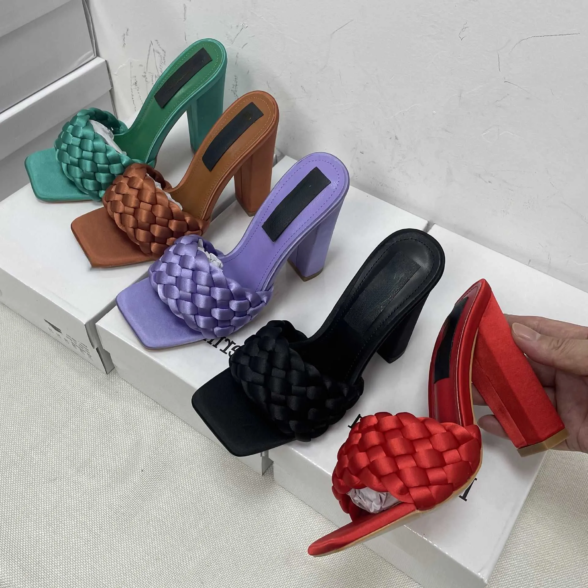 Mujeres chinas Maduras Maduras HBP No Brand Sexy Tisos Altos Últimos Talones de diseño Haut Sexy Escarpins Bloque de color púrpura Toels de dedo alto de los pies cuadrados.