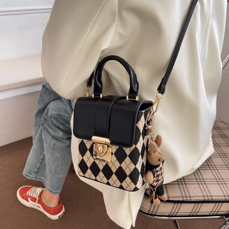Designerväska kvinnors axelväska crossbody väska kohud lapptäcke handväska med en bas som inte är lätt att få smutsig litchee mönster vägg