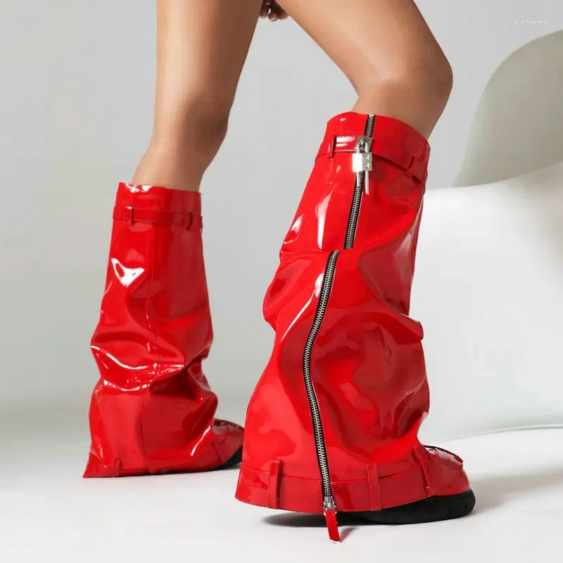 Stövlar patent läder röd vit veckad knä högt västerländsk lyxmärke kvinnor vinter varma kilar klackar med metalllås