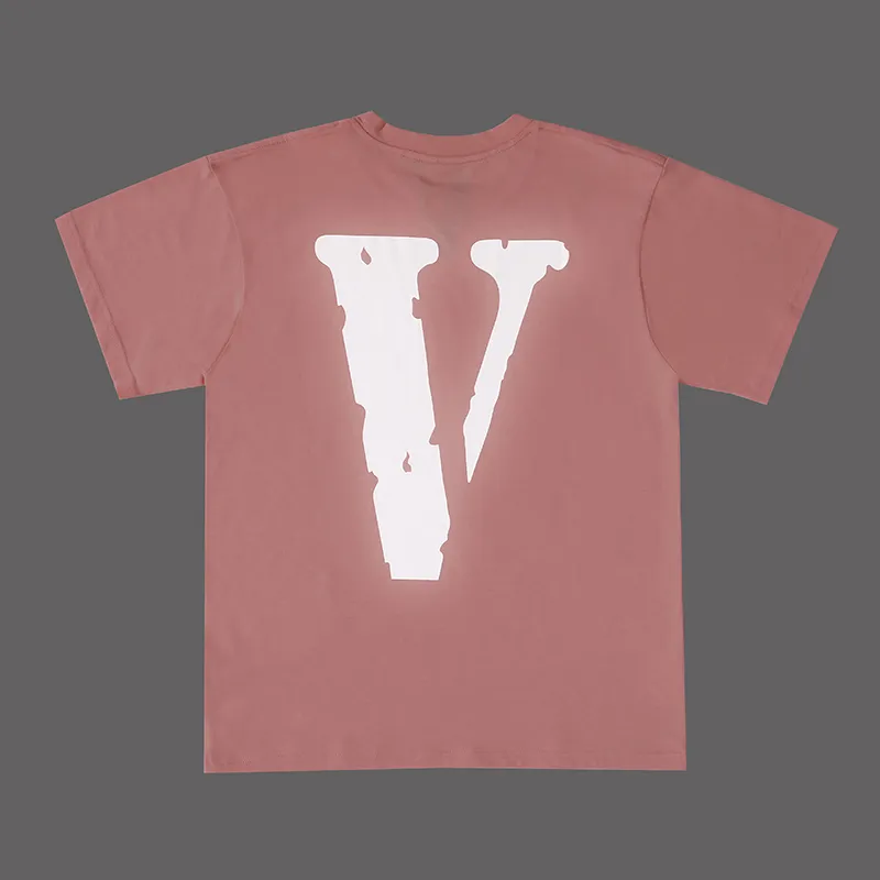 Camiseta VLONE Camiseta con "V" grande Parejas para hombres/mujeres Tendencia de moda informal High Street Suelta HIP-HOP100% Algodón Camisa con cuello redondo estampada TAMAÑO DE EE. UU. S-XL 6101