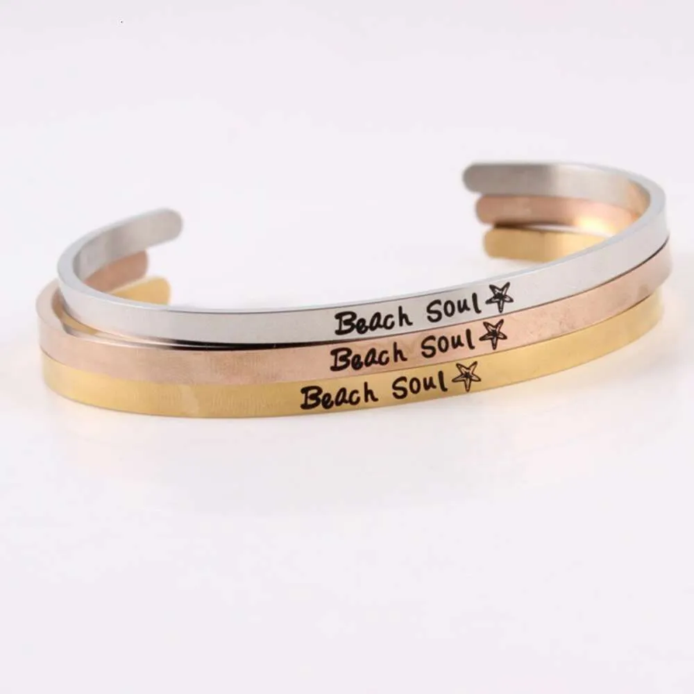 Beach Soul Edelstahl-Armband mit Gravur und lichtbeständigem Titanstahl. Inspirierendes Mantra-Armband mit öffnender Hand
