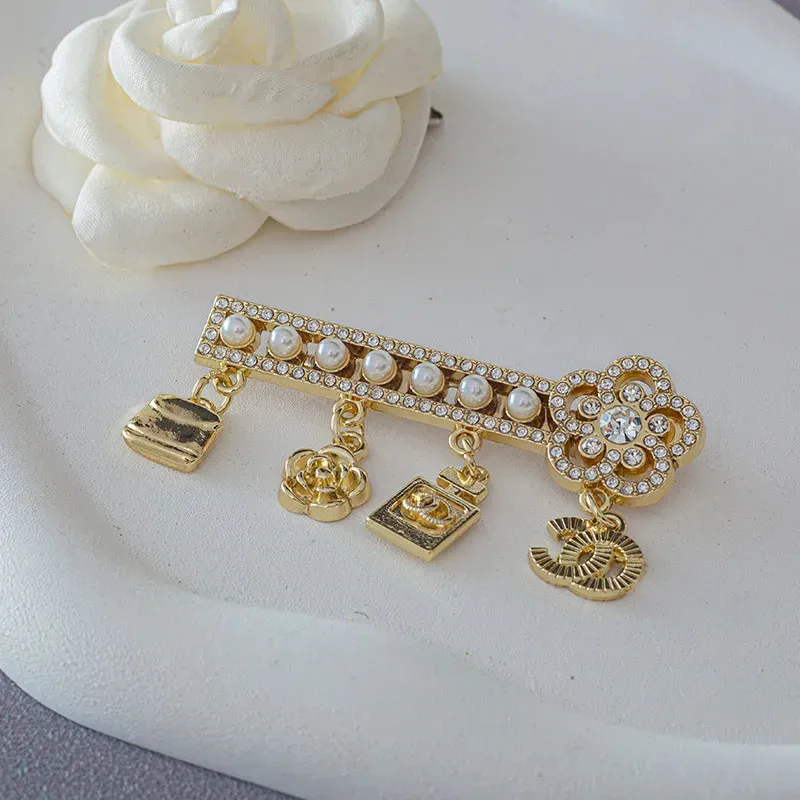 Mina damer och herrar Designer Varumärkesbrev Luxury Brosch 18K Guldpläterad Crystal Rhinestone Jewelry Brosch Charm Pearl Needle Wedding Christmas Party Accessories
