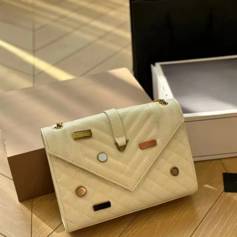 Le sac enveloppe est associé à une chaîne en argent doré de forme carrée et de tempérament mature. Il peut être porté sur une seule épaule en cuir de vachette à grain croisé en diagonale.