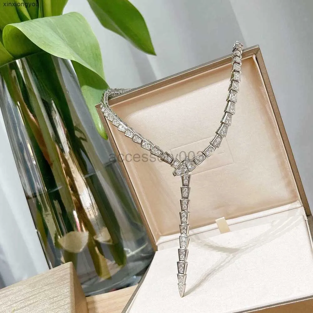 O96M Designer Pendant Halsband Top V Gold Full Zircon Snake Shape Round Choker For Women Jewelry Party Gift Wedding Lovers