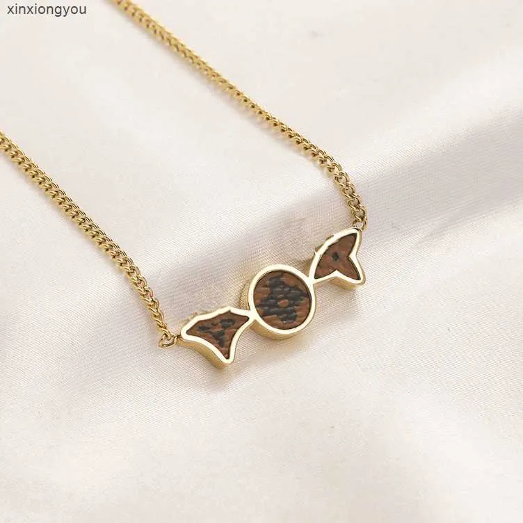 7M97 Fashion Necklace Designer Choker Pendant Halsband Utsökta kvinnor Gift Läder Långkedja Spring Romantic Gold Clover Halsband Kärleksmycken Parti Partisale Z