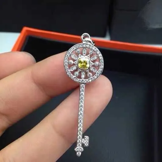 Collier de clé de tournesol Tiffany and Co en argent sterling 925 plaqué avec pendentif en forme de fleur de diamant jaune platine 18 carats, chaîne de clavicule haute édition