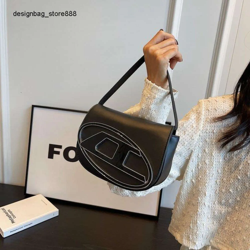 Pas cher en gros liquidation limitée 50% de réduction sac à main Baobao femmes nouvelle niche Dign aisselle Wrap sac à bandoulière ultra à la mode et polyvalent avec croix de grande valeur