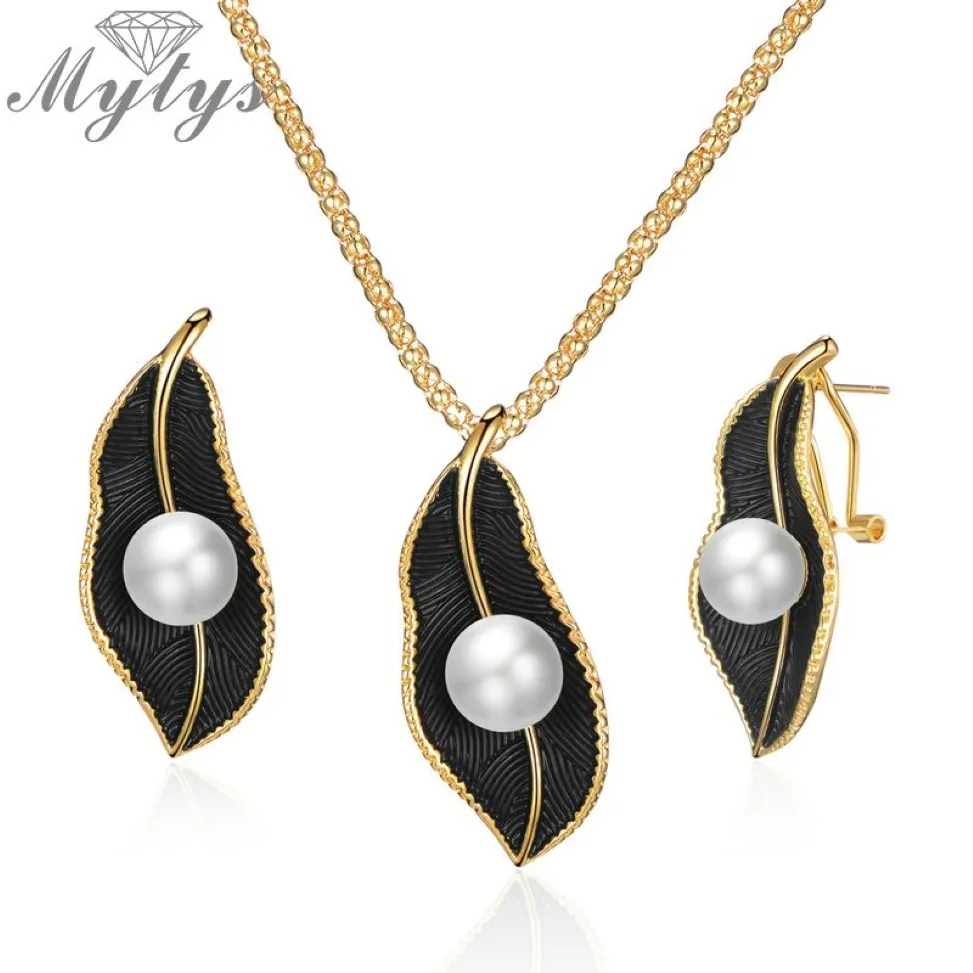 Mytys Collana di perle su set di gioielli in foglia nera per le donne Orecchini pendenti in foglia con montature in filo d'oro romantiche retrò CE611CN540313o
