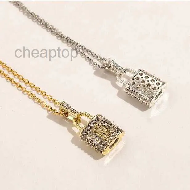 Ne se décolore jamais 18 carats plaqué or marque de luxe pendentifs colliers cristal en acier inoxydable lettre ras du cou pendentif collier chaîne bijoux accessoires cadeaux