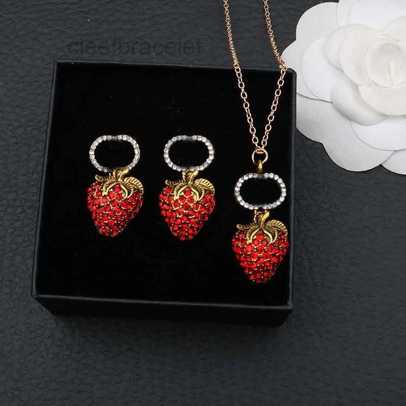 Designer Necklace Cute Diamond Strawberry Double Letter Earrings Sweet Rhinestone Studs Jewelry Sets Wholesale