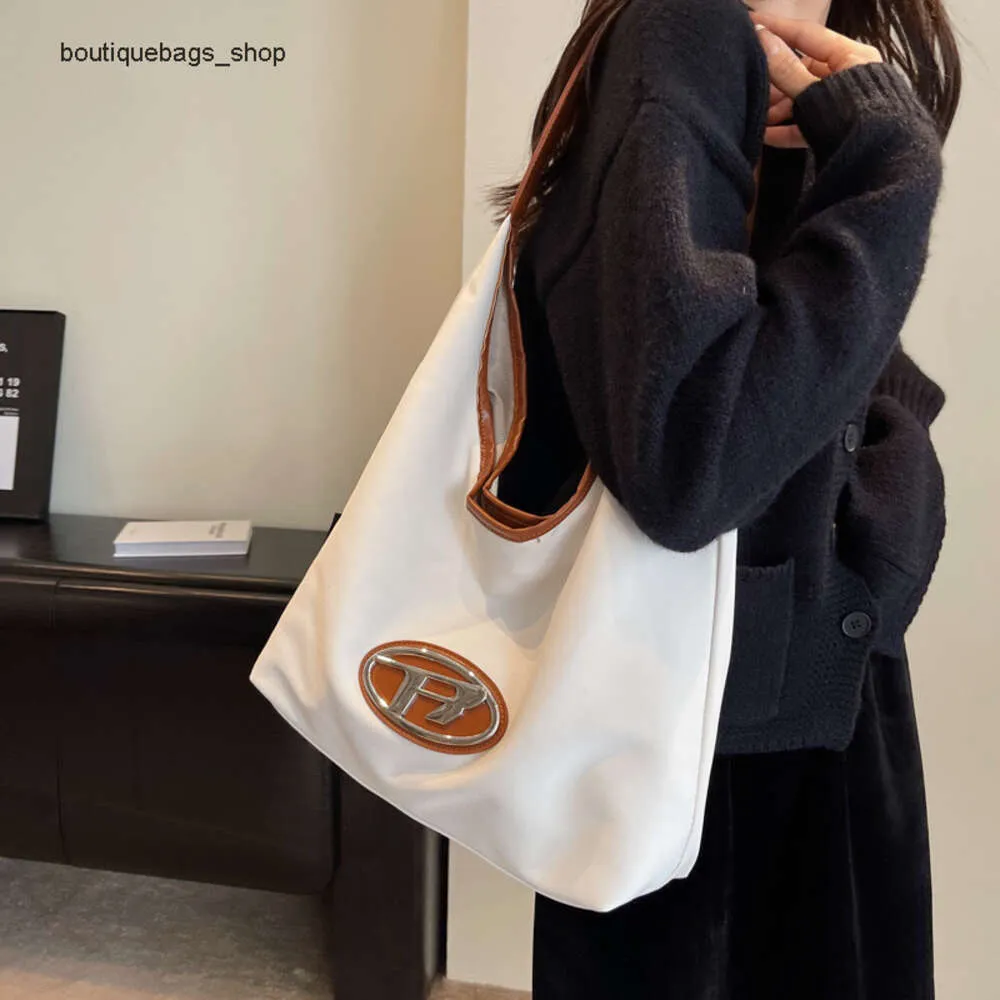 Pas cher en gros liquidation limitée 50% de réduction sac à main sac en tissu Oxford pour femmes nouvelle tendance de la mode simple et atmosphérique fourre-tout à épaule unique