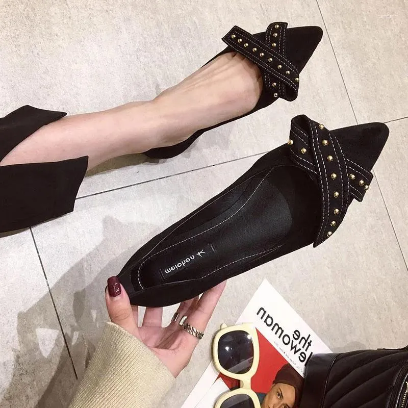 Casual Shoes Plus Size 31-46 Fashion Classics Flats Ballet Women glid på grunt munmokasin Rivet Pointed Flat Loafers Flock Singl