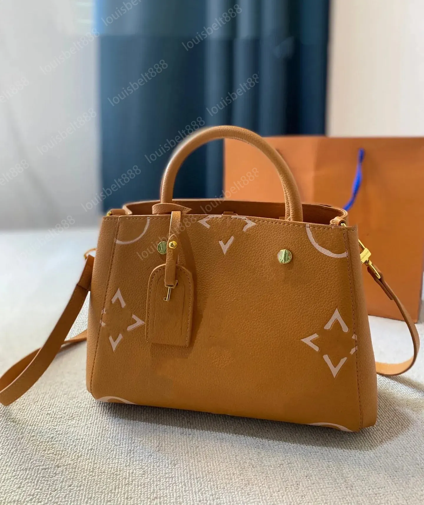 NUOVA borsa da lavoro di design di lusso da donna di marca di lusso di moda, giocosa e carina, può essere trasportata con il braccio o con la borsa per il trucco diagonale sul retro portacarte