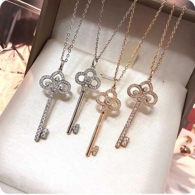 Дизайнерское ожерелье-ключ от Tiffay and Co. Стерлинговое серебро 925 пробы с покрытием из 18-каратного золота. Подвеска-свитер с цветочным узором Luan Tail.