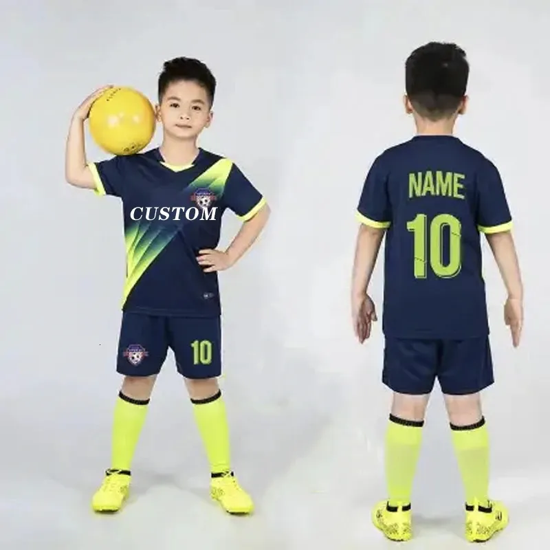 カスタマイズされた高品質の子供サッカーユニフォームチルドサッカーチームジャージーショートセットユーストレーニングスポーツウェア240315