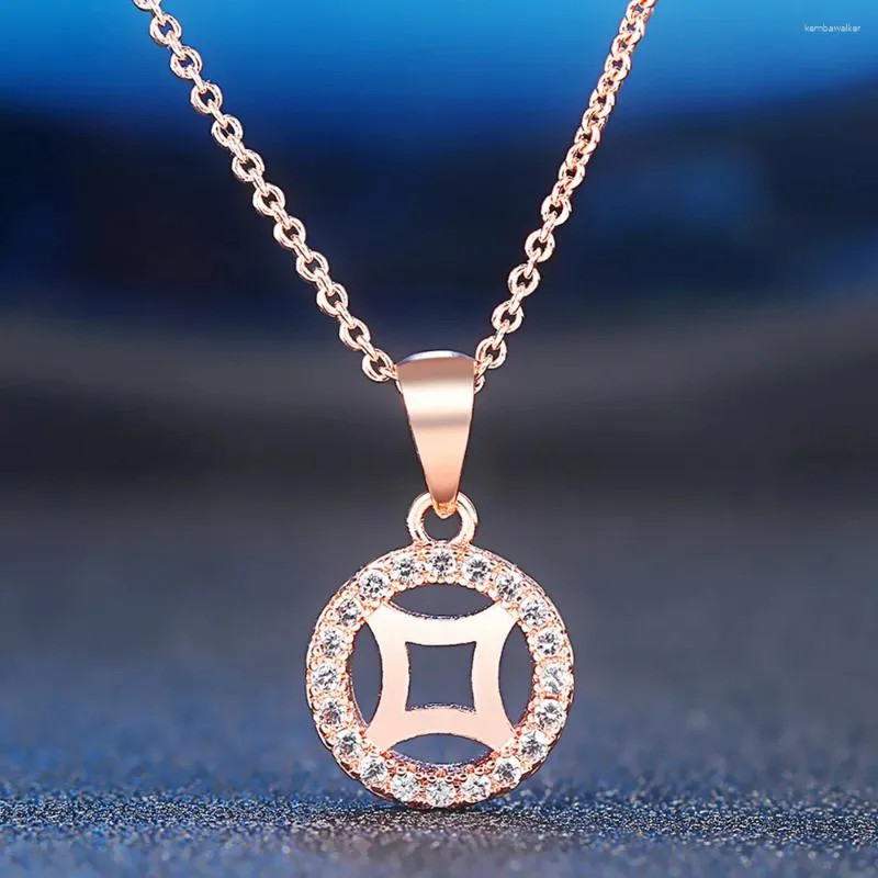 Collane con ciondolo Monete a forma di moneta per le donne Elegante scava fuori Cubic Zirconia Colore oro rosa Festa Regalo quotidiano Gioielli di moda N636