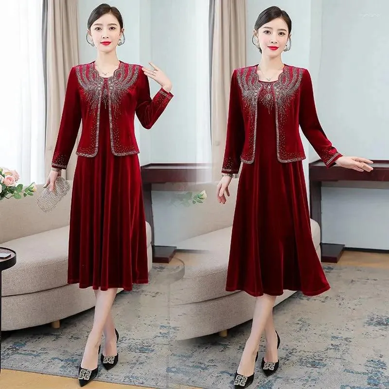 Arbetsklänningar Heavy Industry Diamond Two-Piece Dress Wedding Autumn/Winter 2024 Golden Velvet Mother's Jacket Set Elegant Wine R