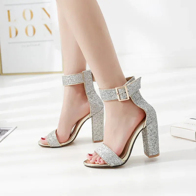 Sandaler Fashion 2022 Summer Glitter Tjocka klackar Kvinnor Sandaler Silver Bling Ankle Pumps Ladies Open Toe Platform Dress Party Shoes