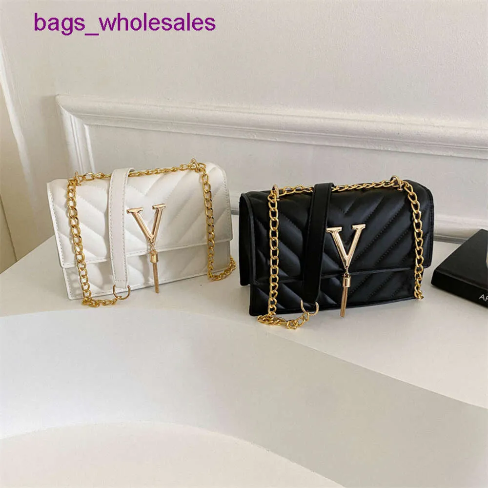 Versatile Small Fragrant Wind V-shaped Checkered Square Bag for Women Bags Winter Fashion Instagram Popular Chain Single Shoulder Crossbody