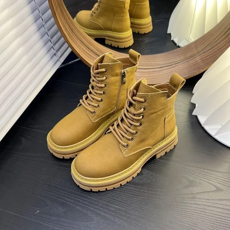 Stövlar Nya retroskor Fashion Snow Boots Kvinnor Wool Cowhide Lacetp Platform Female Ankle Boots Belt Stock Rivet Work Boots