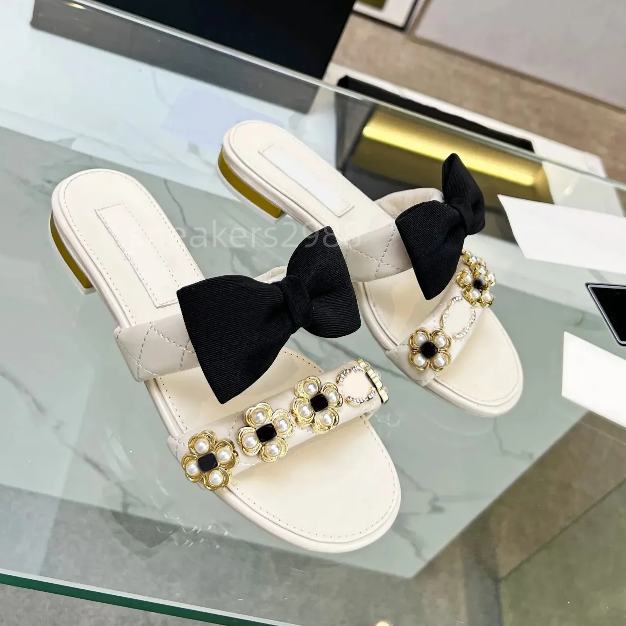 Designer lyxiga kvinnor tofflor klassiska plattskor fårskinn vit båge hem casual sandaler sommar mode strand tofflor