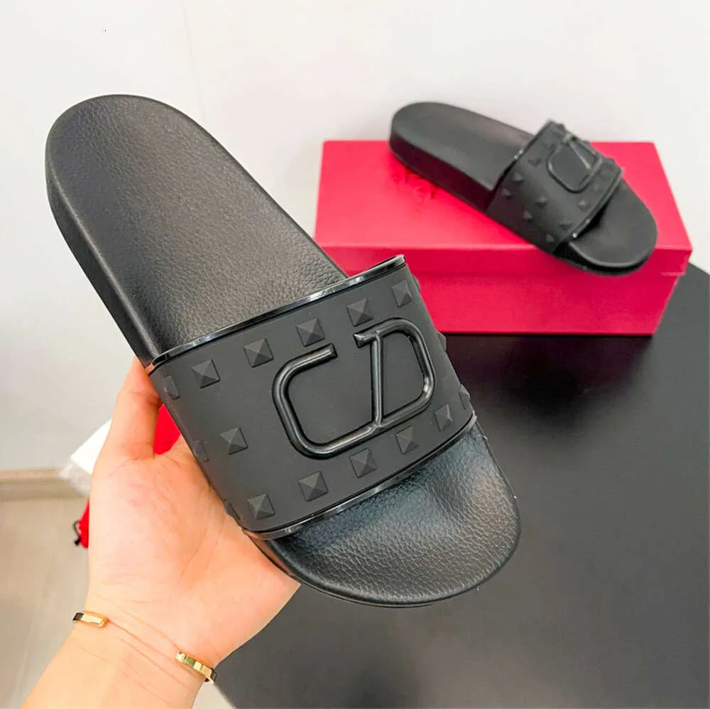 Designer Black Rivet Slide Sandals Luxury Flip Flop For Women And Men Ideal For Summer Beach