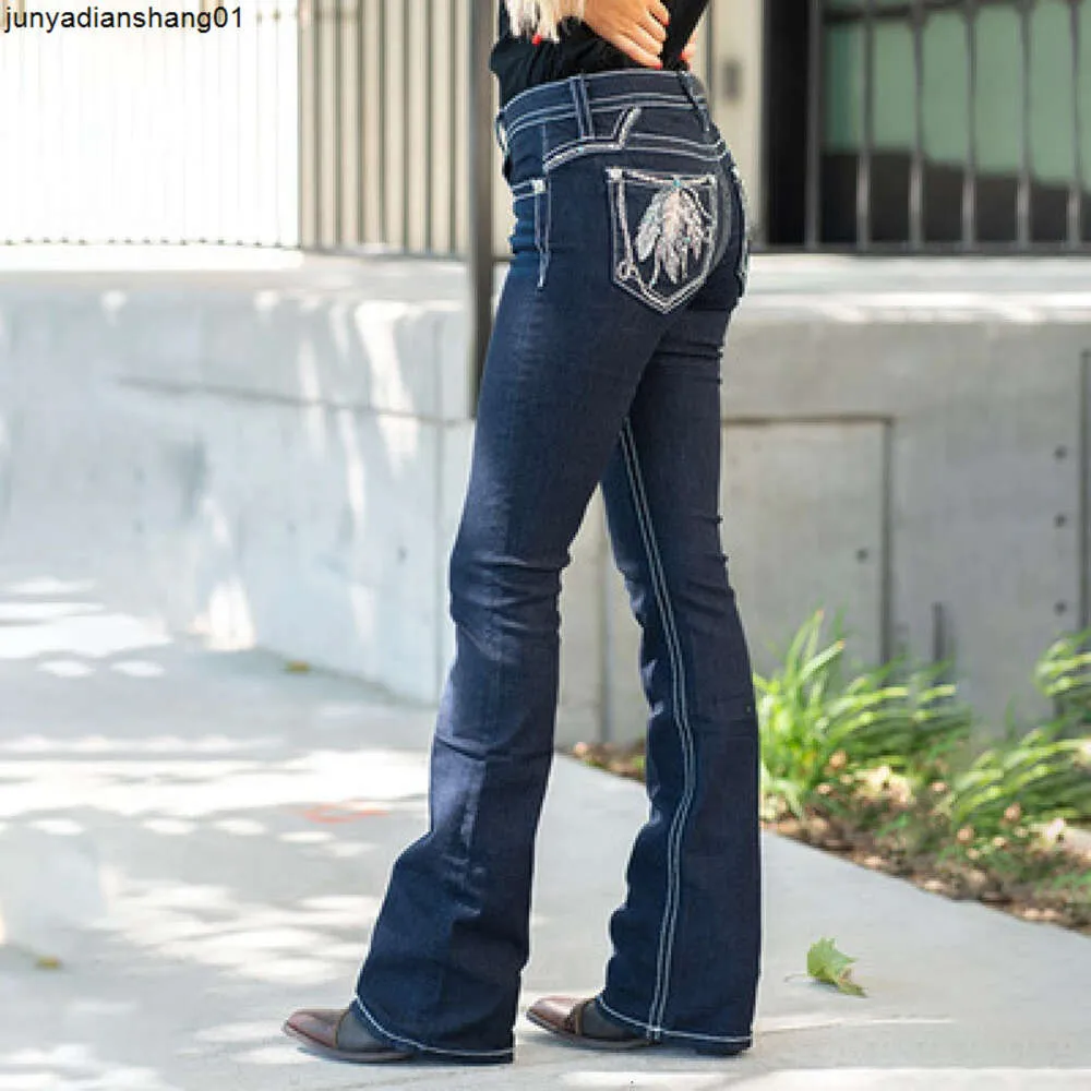 Designer broderade jeans som säljer kvinnors mikroblossade byxor.