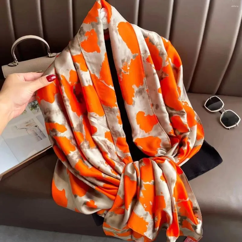 Foulards Arrivée Femmes Écharpe Rétro Imprimé Soie Longue Designer Beach Wraps Hijab Bandana