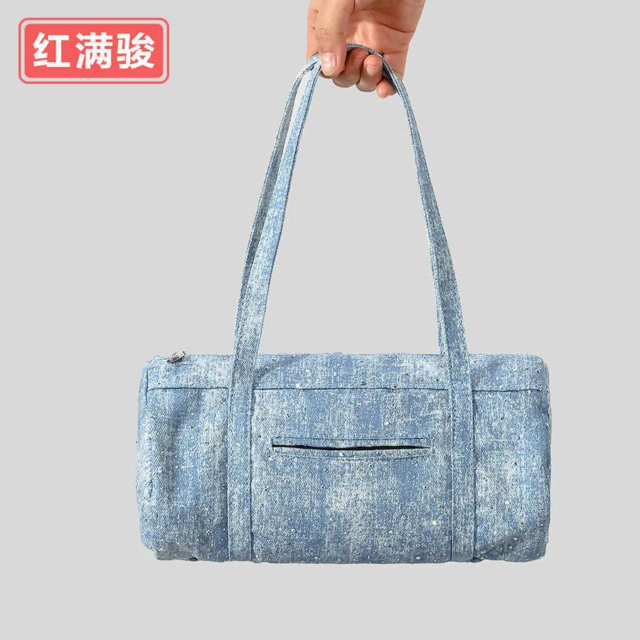 光沢のある円筒形のバッグ、シンプルでカジュアルなデニム枕バッグ、芸術的なスタイルのハンドバッグ240318を備えたニッチなデザイン