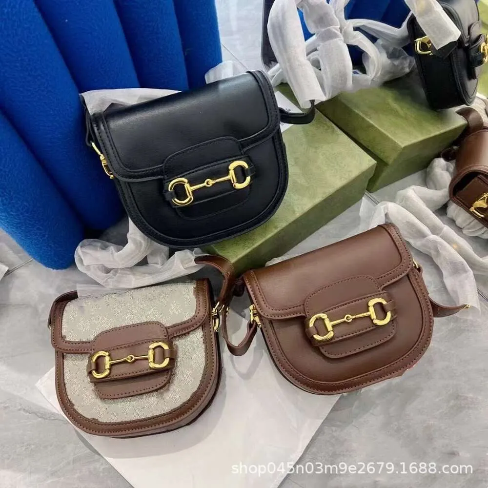 Mağaza Fabrikası Toptan 2024 Yeni Mini Yarım Yuvarlak Omuz Çantası Moda Kadın Sökün Çok Yönlü Crossbody Cep Telefonu