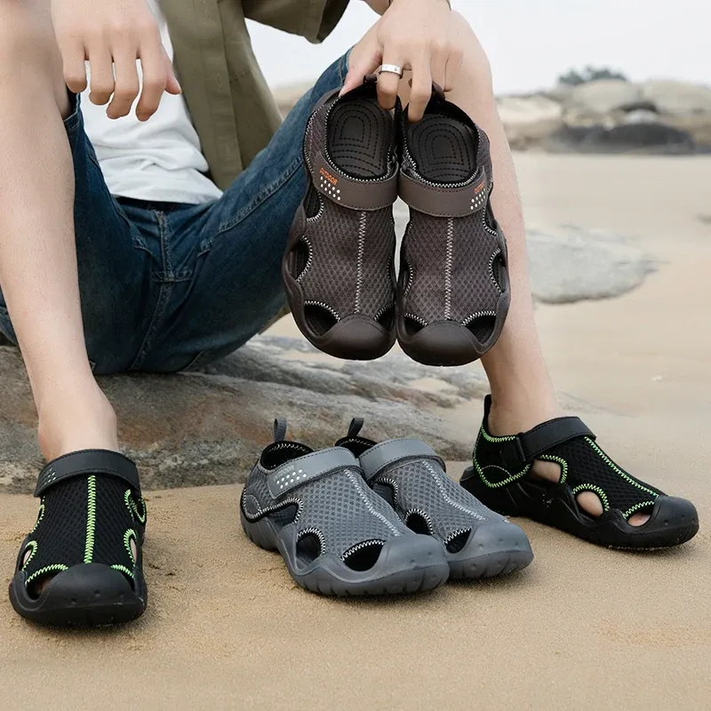 Sandálias 2022 Novos sandálias de sandálias de verão chinelos de chinelos de sapatos ao ar livre sapatos casuais baratos sandálias de água sandalia masculina 3948
