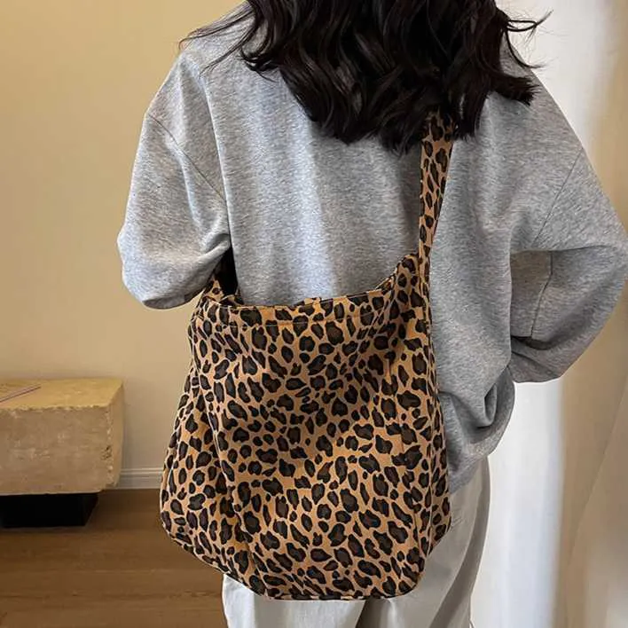 Japon Nd Koreli Çok Yerli Omuz Omuz Tuval Çantası Crossbody Bag Moda Leopar Desen Çantası Büyük Kapasiteli Kadın Alışveriş Çantası 240315