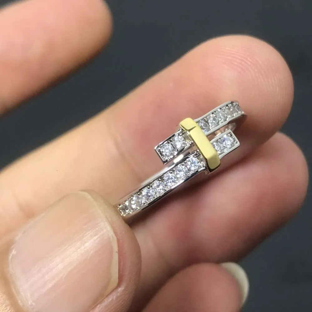 Designer Tiffancy Ring Color Separation Diamond Double Line Ring V Gold Electropated 18k Gold Advanced Precision Inbäddning av ljus lyxstilring