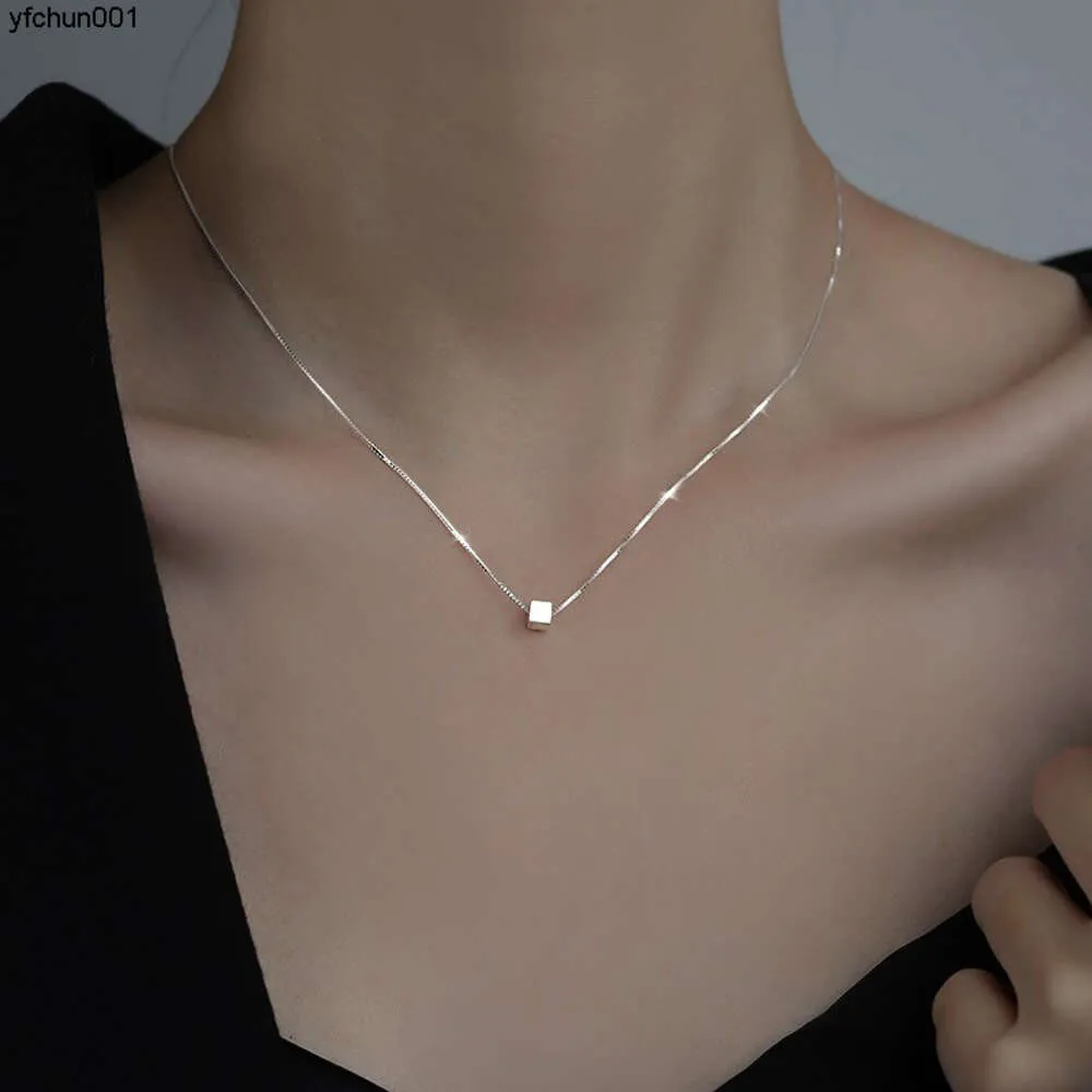 S925 sterling zilveren geborstelde kleine vierkante ketting voor dames met een koele en minimalistische stijl, licht luxe high-end gevoel.Kleine suikersleutelbeenketting