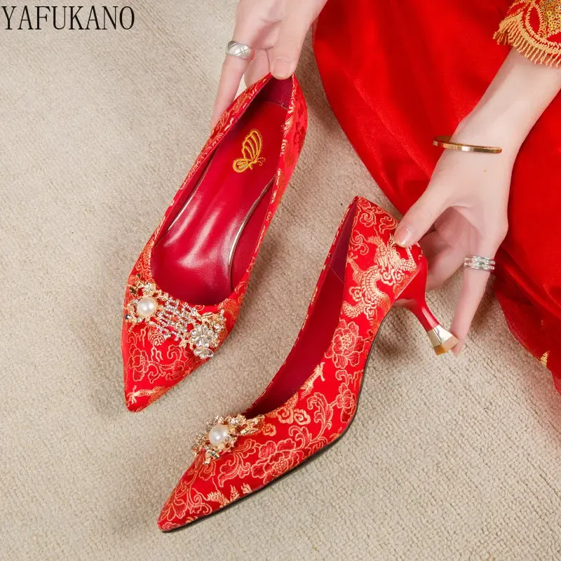 Pompen Chinese stijl klassieke bruidsschoenen satijn zijden rode stiletto retro hoge hakken midheel natie geborduurde bruiloftspompen 3342
